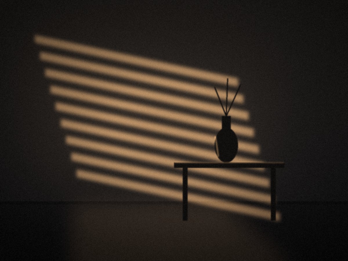 Franjas de luz cálida entrando por una persiana sobre una pared y una mesa con un jarrón